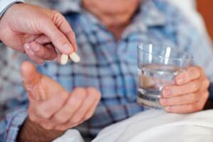 Prendre des comprimés pour la prostatite