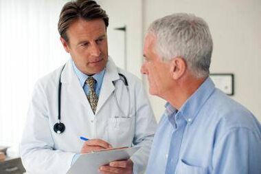 Le médecin prescrit un traitement contre la prostatite
