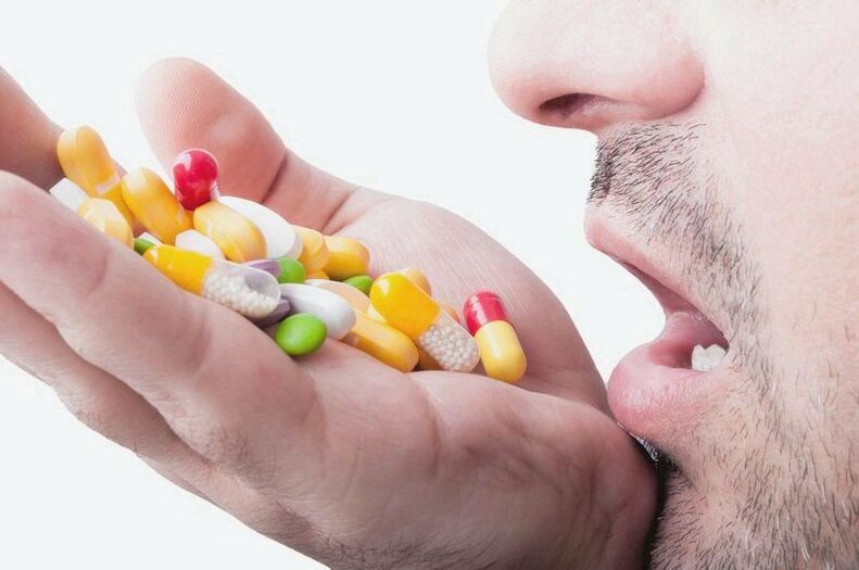 Prendre des comprimés pour la prostatite