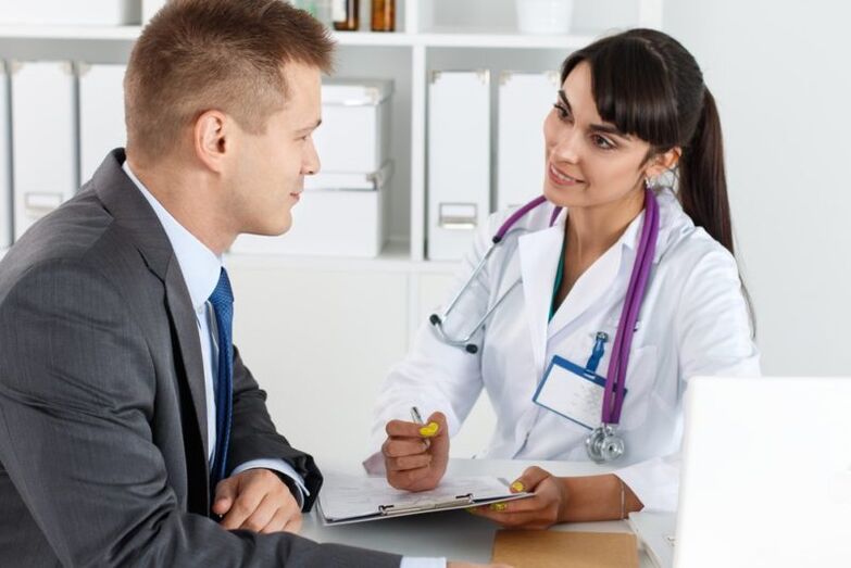 Sur la base des antécédents médicaux recueillis, le médecin prescrit un médicament contre la prostatite.